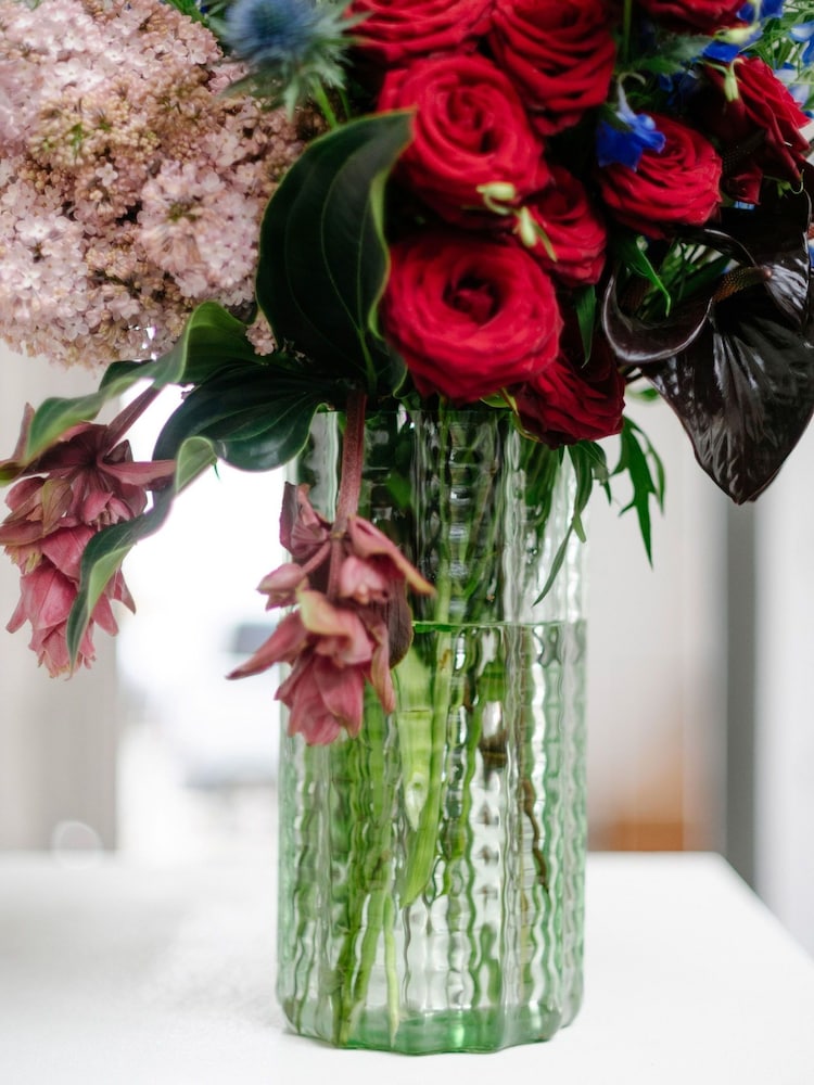 Serax Green No.3 Waves Vase - Image 5 of 5 Serax Green No.3 Waves Vase - Image 5 of 5