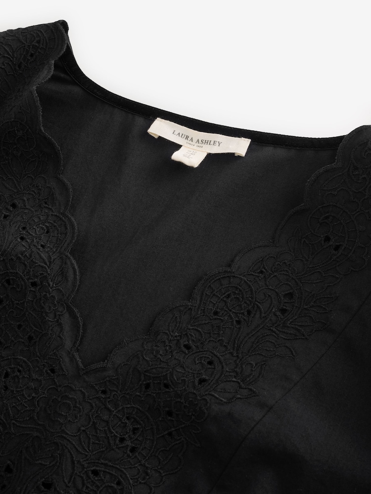 שחור - Laura Ashley שמלת כותנה באורך מידי בעיטור רקמת ברודרי - תמונה 2 מתוך 4 שחור - Laura Ashley שמלת כותנה באורך מידי בעיטור רקמת ברודרי - תמונה 2 מתוך 4