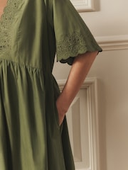 Khakigrün - Laura Ashley Midi-Kleid aus Baumwolle mit Lochstickerei - Bild 4 von 8