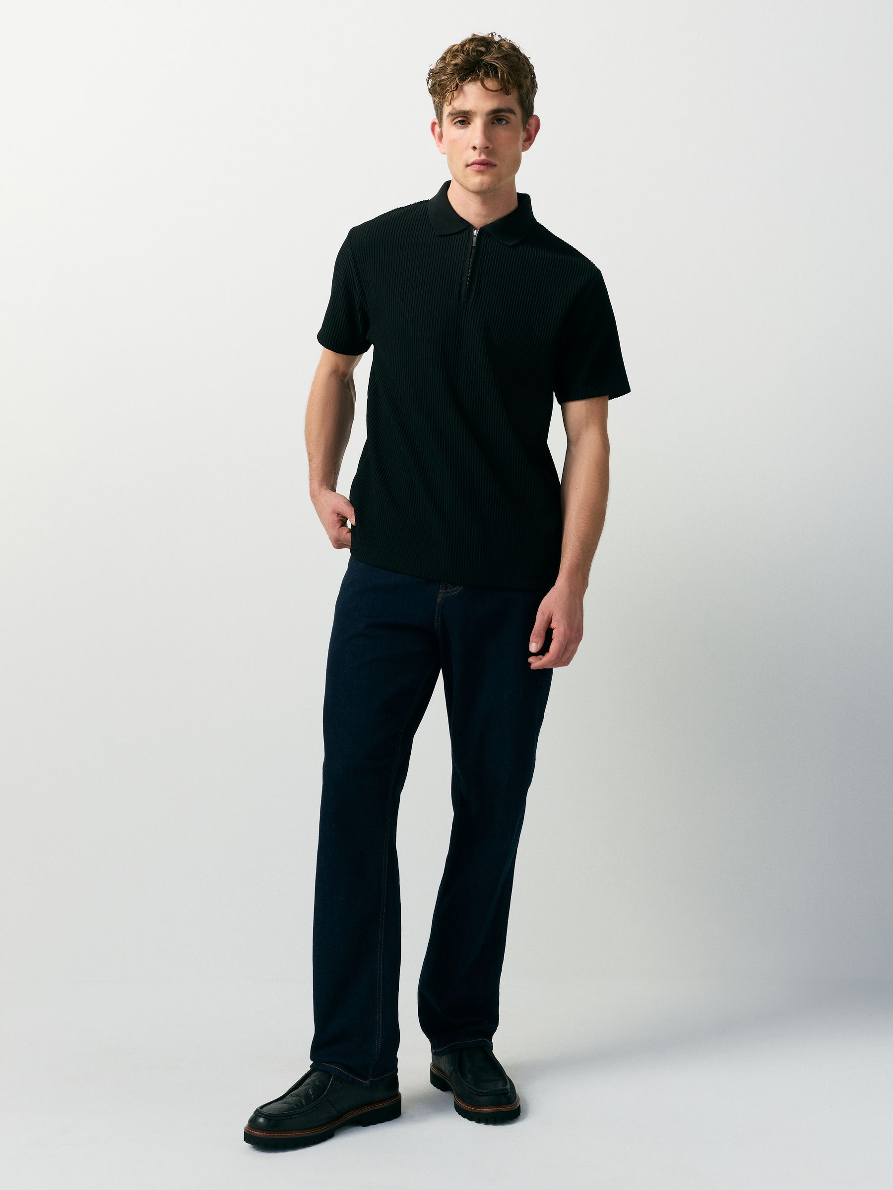 Next：日本 ブラック - テクスチャード スマート ジップネック