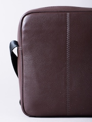 بني - Lakeland Leather Crummock Reporter Bag - صورة 4 من 7