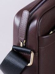 بني - Lakeland Leather Crummock Reporter Bag - صورة 6 من 7