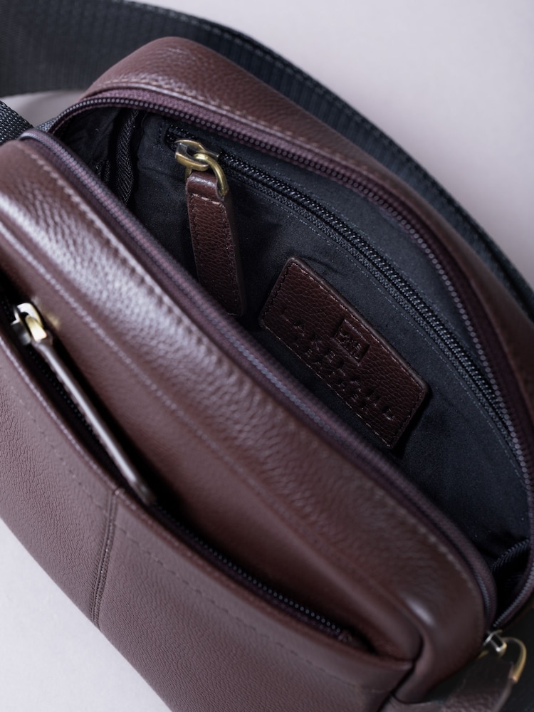 بني - Lakeland Leather Crummock Reporter Bag - صورة 7 من 7