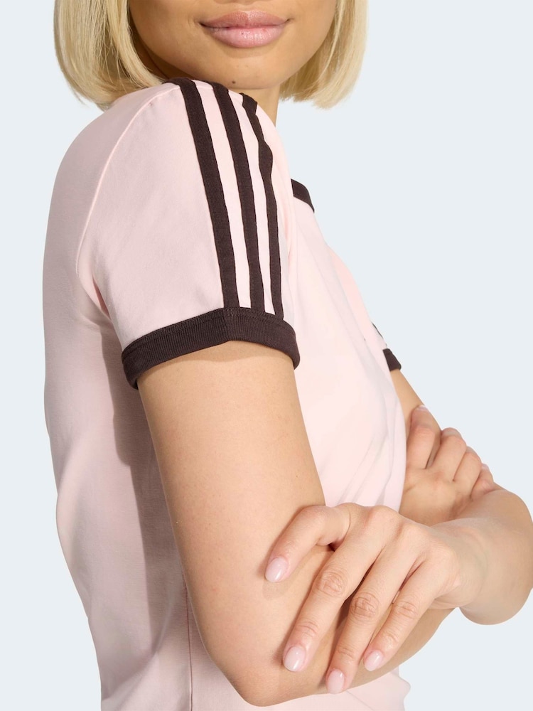 وردي - تيشِرت ضيّق مُزيَّن بـ 3 خطوط من adidas Originals - Image 5 of 5 وردي - تيشِرت ضيّق مُزيَّن بـ 3 خطوط من adidas Originals - Image 5 of 5