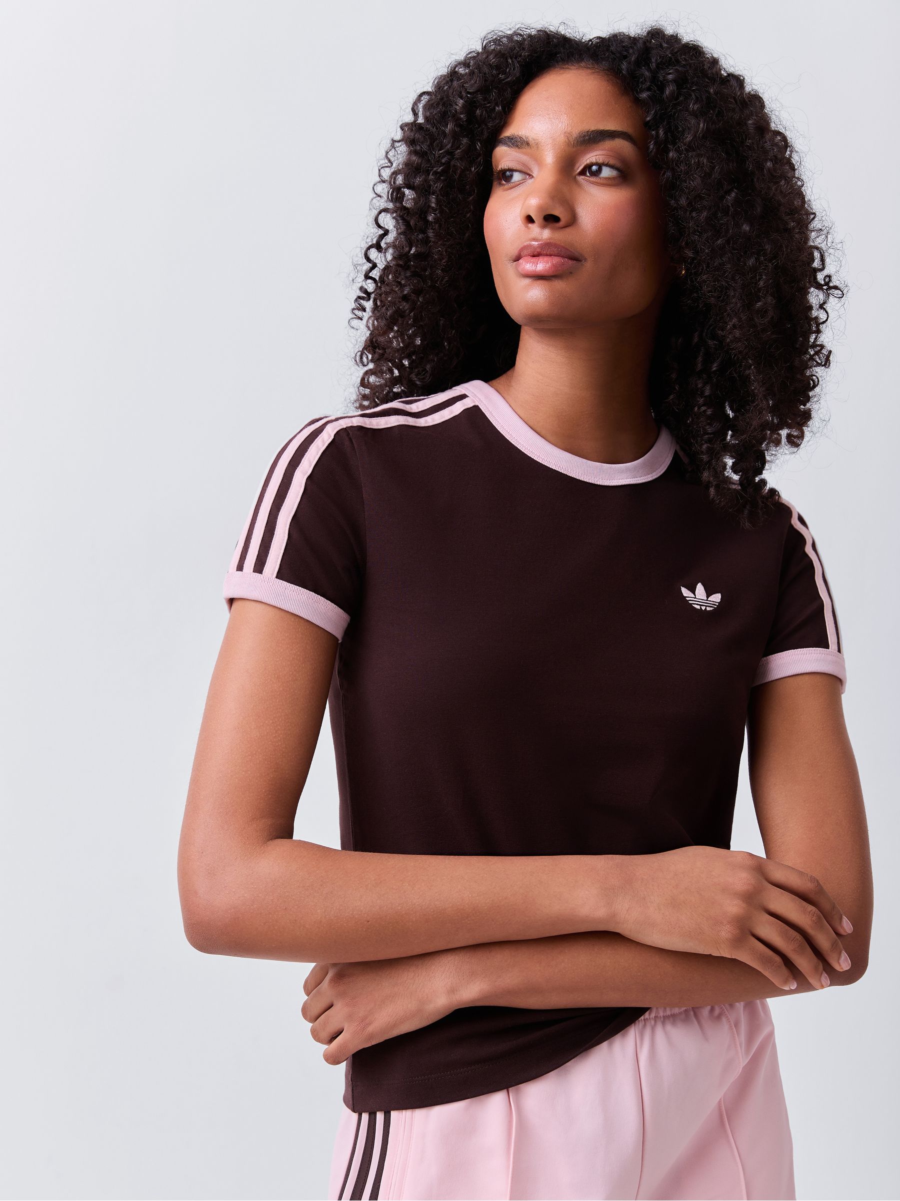 Next：日本 ブラウン - adidas Originals 3-ストライプスリムTシャツ
