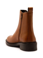 Natur - Off The Hook – Kiki – Chelsea-Stiefel aus Lackleder - Bild 3 von 6