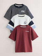 Berry/Ecru/Navy Stripe - حزمة من 3 قطع تيشرت بكُم قصير بتلبيس مريح مزيَّن بطبعة جرافيك (3-16سنوات) - صورة 1 من 7