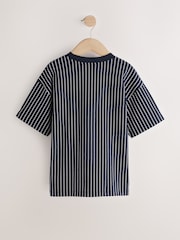 Berry/Ecru/Navy Stripe - حزمة من 3 قطع تيشرت بكُم قصير بتلبيس مريح مزيَّن بطبعة جرافيك (3-16سنوات) - صورة 2 من 7