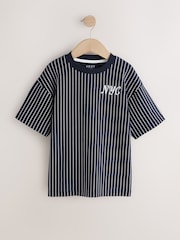 Berry/Ecru/Navy Stripe - حزمة من 3 قطع تيشرت بكُم قصير بتلبيس مريح مزيَّن بطبعة جرافيك (3-16سنوات) - صورة 3 من 7