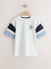 Berry/Ecru/Navy Stripe - حزمة من 3 قطع تيشرت بكُم قصير بتلبيس مريح مزيَّن بطبعة جرافيك (3-16سنوات) - صورة 4 من 7