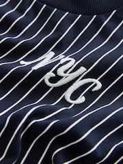 Berry/Ecru/Navy Stripe - حزمة من 3 قطع تيشرت بكُم قصير بتلبيس مريح مزيَّن بطبعة جرافيك (3-16سنوات) - صورة 6 من 7