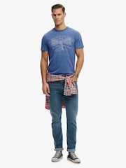 כחול  - Superdry חולצת טי עם הדפס באפקט דהוי, דגם Dockside - תמונה 3 מתוך 6