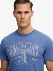 כחול  - Superdry חולצת טי עם הדפס באפקט דהוי, דגם Dockside - תמונה 4 מתוך 6