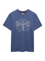 כחול  - Superdry חולצת טי עם הדפס באפקט דהוי, דגם Dockside - תמונה 5 מתוך 6