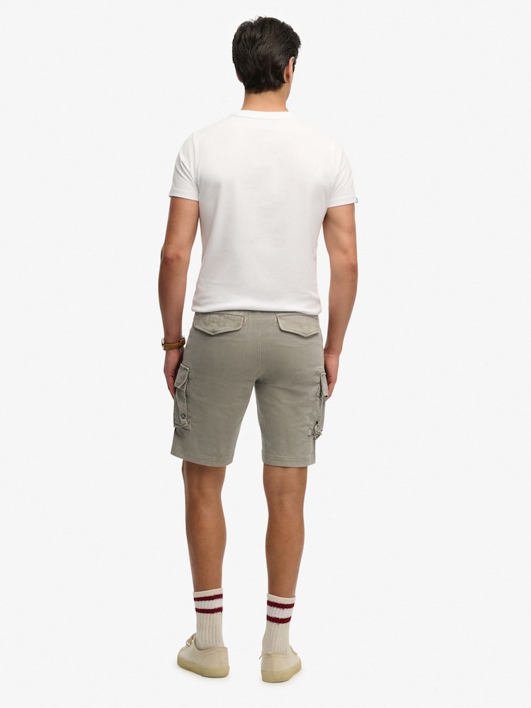 בז' - מכנסי דגמ"ח קצרים של Superdry דגם Core - תמונה 2 מתוך 7 בז' - מכנסי דגמ"ח קצרים של Superdry דגם Core - תמונה 2 מתוך 7