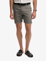 Superdry מכנסי צ'ינו קצרים פרימיום בגזרה רגילה - תמונה 1 מתוך 6