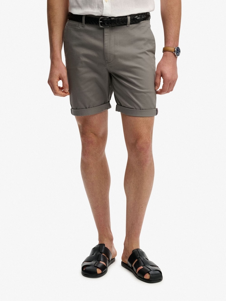 Superdry מכנסי צ'ינו קצרים פרימיום בגזרה רגילה - תמונה 1 מתוך 6