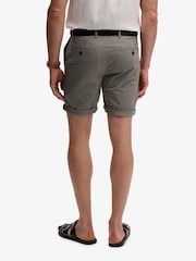 Superdry מכנסי צ'ינו קצרים פרימיום בגזרה רגילה - תמונה 2 מתוך 6