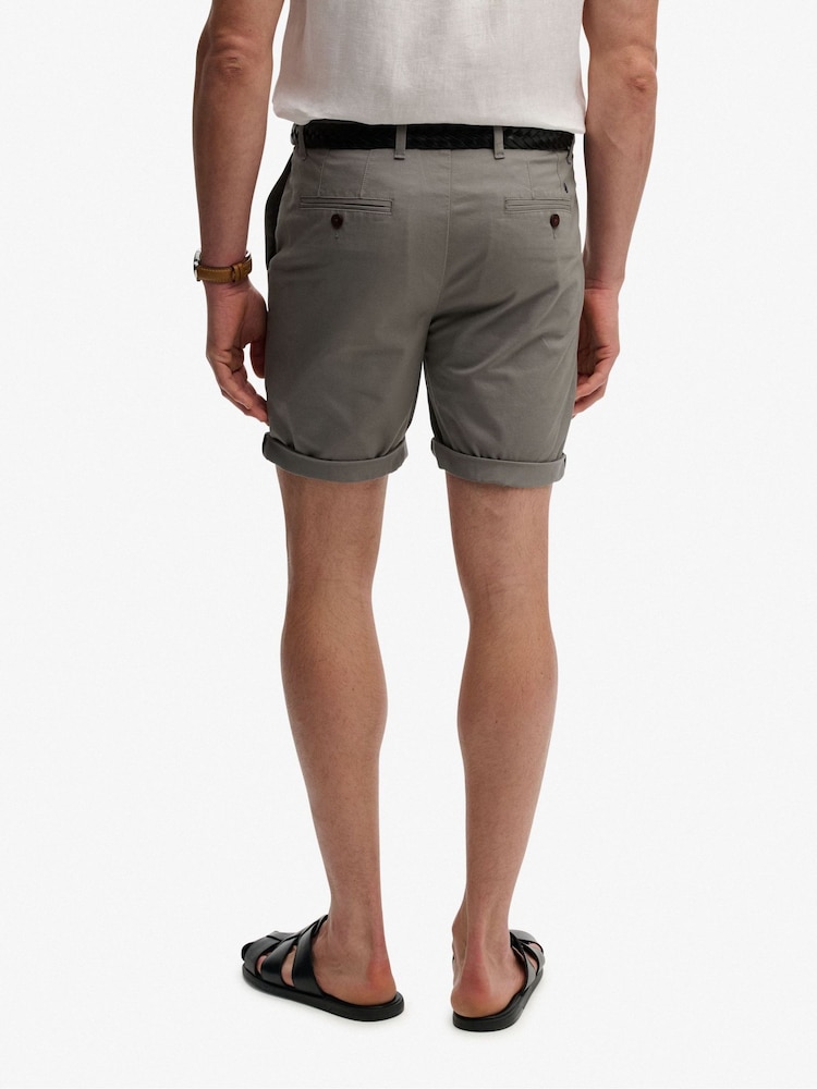 Superdry מכנסי צ'ינו קצרים פרימיום בגזרה רגילה - תמונה 2 מתוך 6