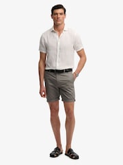 Superdry מכנסי צ'ינו קצרים פרימיום בגזרה רגילה - תמונה 3 מתוך 6