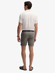 Superdry מכנסי צ'ינו קצרים פרימיום בגזרה רגילה - תמונה 4 מתוך 6