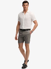 Superdry מכנסי צ'ינו קצרים פרימיום בגזרה רגילה - תמונה 5 מתוך 6