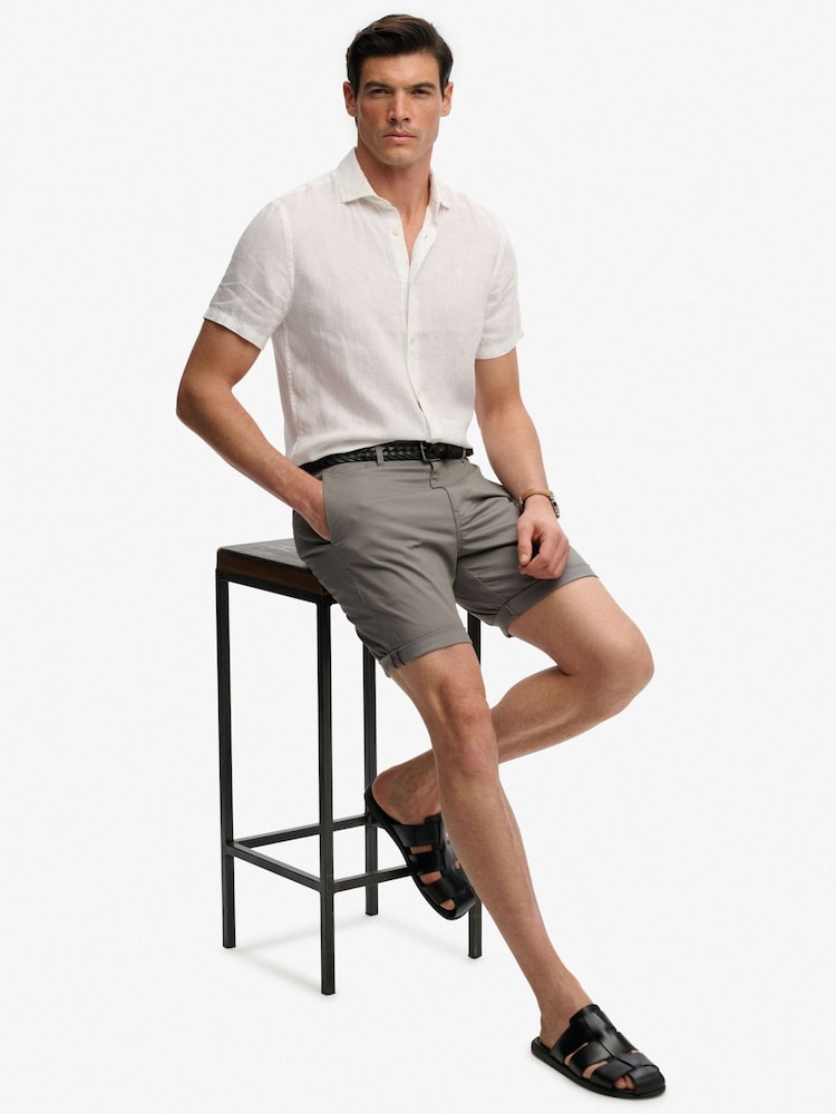 Superdry מכנסי צ'ינו קצרים פרימיום בגזרה רגילה - תמונה 6 מתוך 6