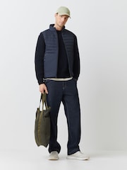 Negro - BOSS Logo Regular-Fit Padded Gilet - Imagen 2 de 5