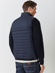 Negro - BOSS Logo Regular-Fit Padded Gilet - Imagen 3 de 5