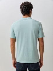 أخضر - تيشِرت بتلبيس قياسي وتصميم جرافيكي من BOSS - صورة 2 من 5