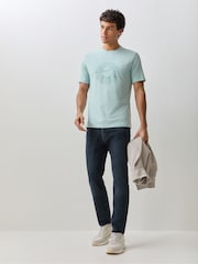 أخضر - تيشِرت بتلبيس قياسي وتصميم جرافيكي من BOSS - صورة 3 من 5