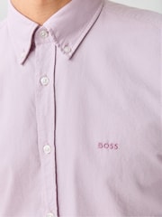 وردي فاتح - قميص قطن بأزرار كاملة تلبيس قياسي من BOSS - صورة 4 من 6
