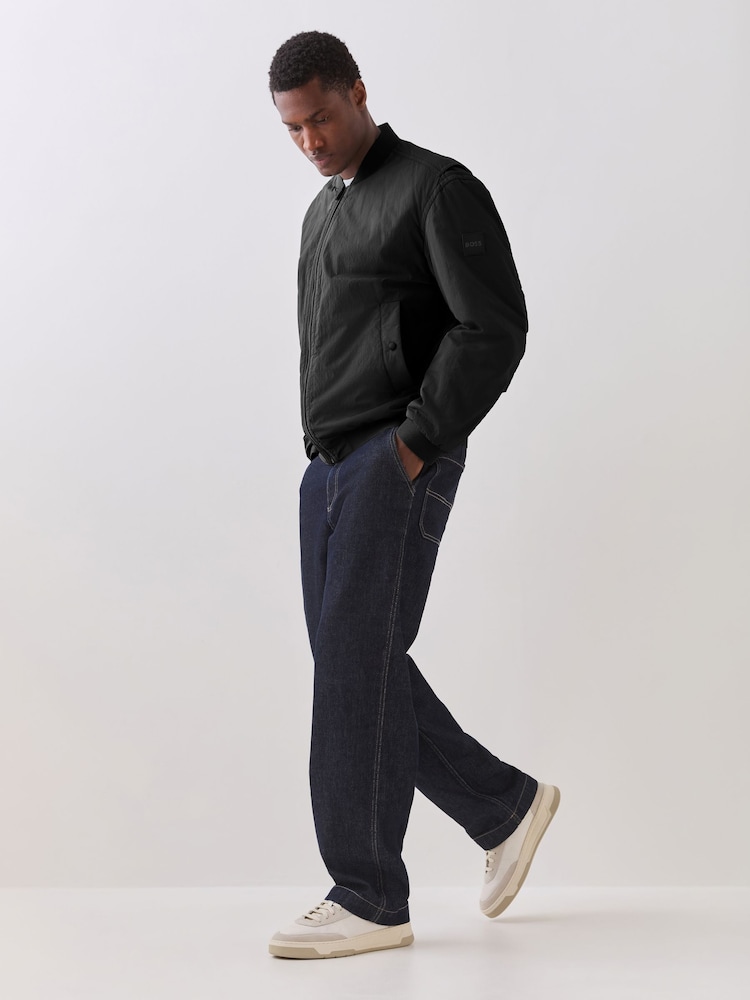 שחור - BOSS ז'קט בומבר אוברסייז בגזרה ארוכה עם לוגו - תמונה 2 מתוך 5