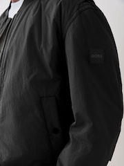 שחור - BOSS ז'קט בומבר אוברסייז בגזרה ארוכה עם לוגו - תמונה 4 מתוך 5