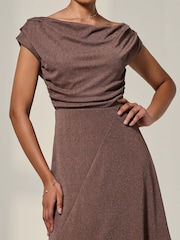 Castanho - Jolie Moi Asymmmetric Draped Midi Dress - Imagem 3 de 6