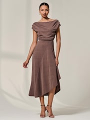 Castanho - Jolie Moi Asymmmetric Draped Midi Dress - Imagem 5 de 6
