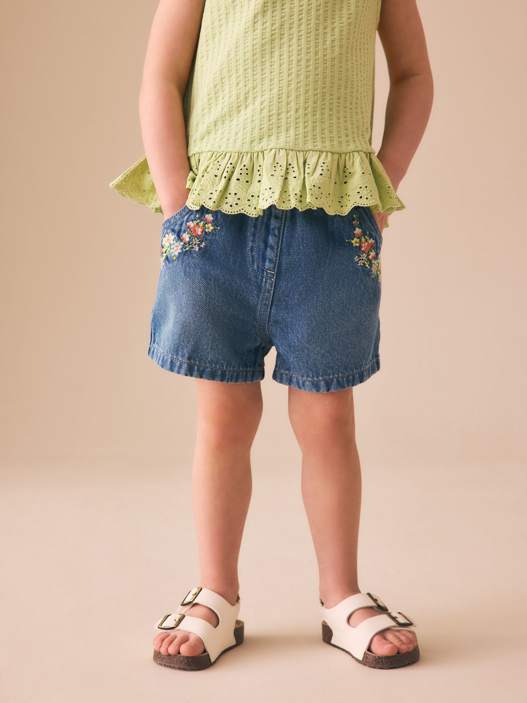 TINY COTTONS デニムショートパンツ 2y Next：日本 ミッドブルー デニム 刺繍入り フラワー - プルオン デニム