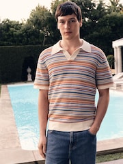 أزرق/أبيض - قميص بولو بوكليه مخطّط بكُم قصير بياقة سبعة تلبيس قياسي - صورة 1 من 4