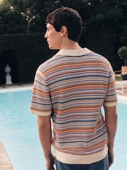 أزرق/أبيض - قميص بولو بوكليه مخطّط بكُم قصير بياقة سبعة تلبيس قياسي - صورة 3 من 4