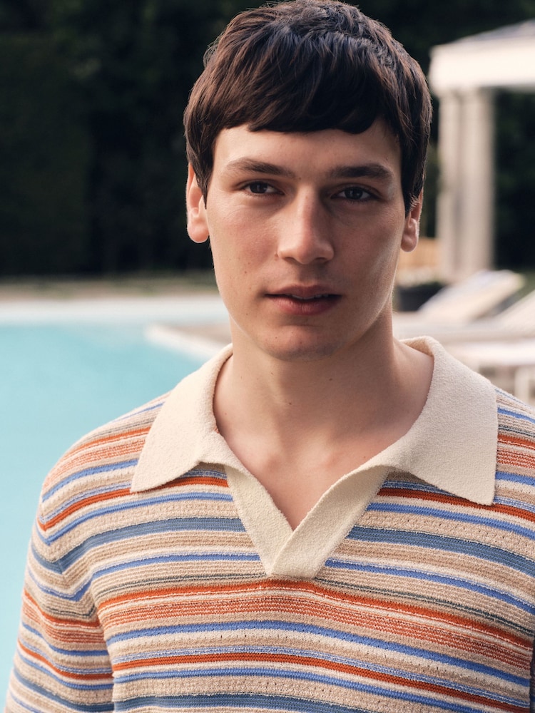 أزرق/أبيض - قميص بولو بوكليه مخطّط بكُم قصير بياقة سبعة تلبيس قياسي - صورة 4 من 4