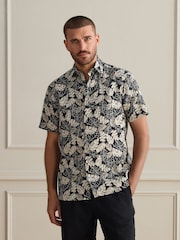 White/Black Leaf - Short Sleeve Cotton Texta Print Shirt - Kuva 1 / 4