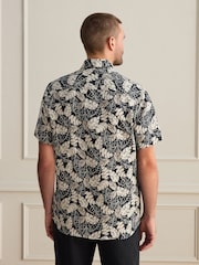 White/Black Leaf - Short Sleeve Cotton Texta Print Shirt - Kuva 3 / 4