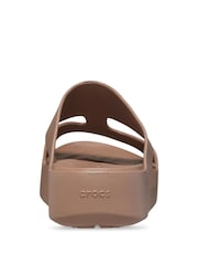 חום - סנדלי פלטפורמה של Crocs דגם Getaway עם רצועת H - תמונה 2 מתוך 7