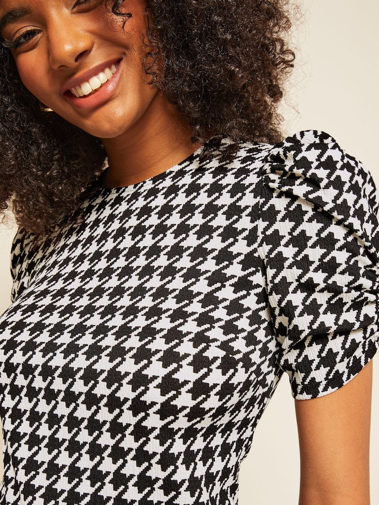 Friends Like These Monochrome Short Puff Sleeve Round Neck Shift Dress - Image 4 of 4 Friends Like These Monochrome Short Puff Sleeve Round Neck Shift Dress - Image 4 of 4
