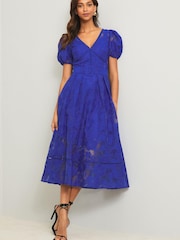 Lipsy Hochwertiges Midi-Skaterkleid mit Gürtel, V-Ausschnitt und Ausbrennermuster - Bild 1 von 4