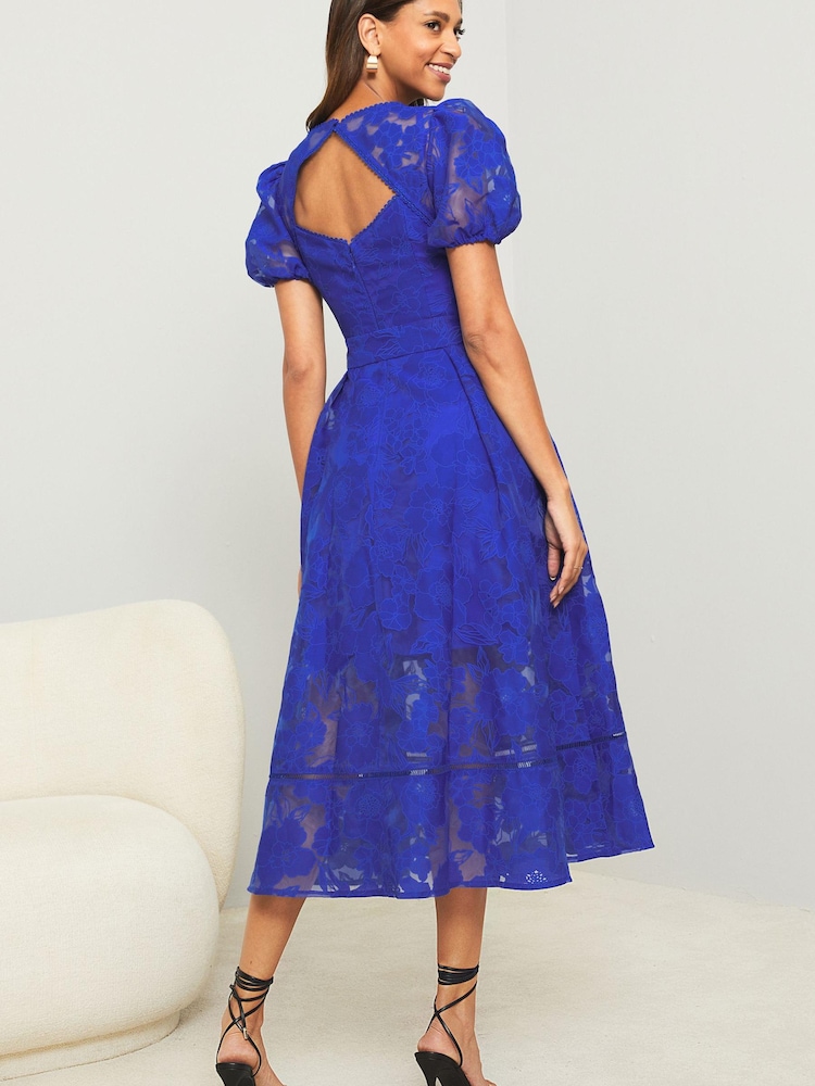 Lipsy Hochwertiges Midi-Skaterkleid mit Gürtel, V-Ausschnitt und Ausbrennermuster - Bild 2 von 4 Lipsy Hochwertiges Midi-Skaterkleid mit Gürtel, V-Ausschnitt und Ausbrennermuster - Bild 2 von 4