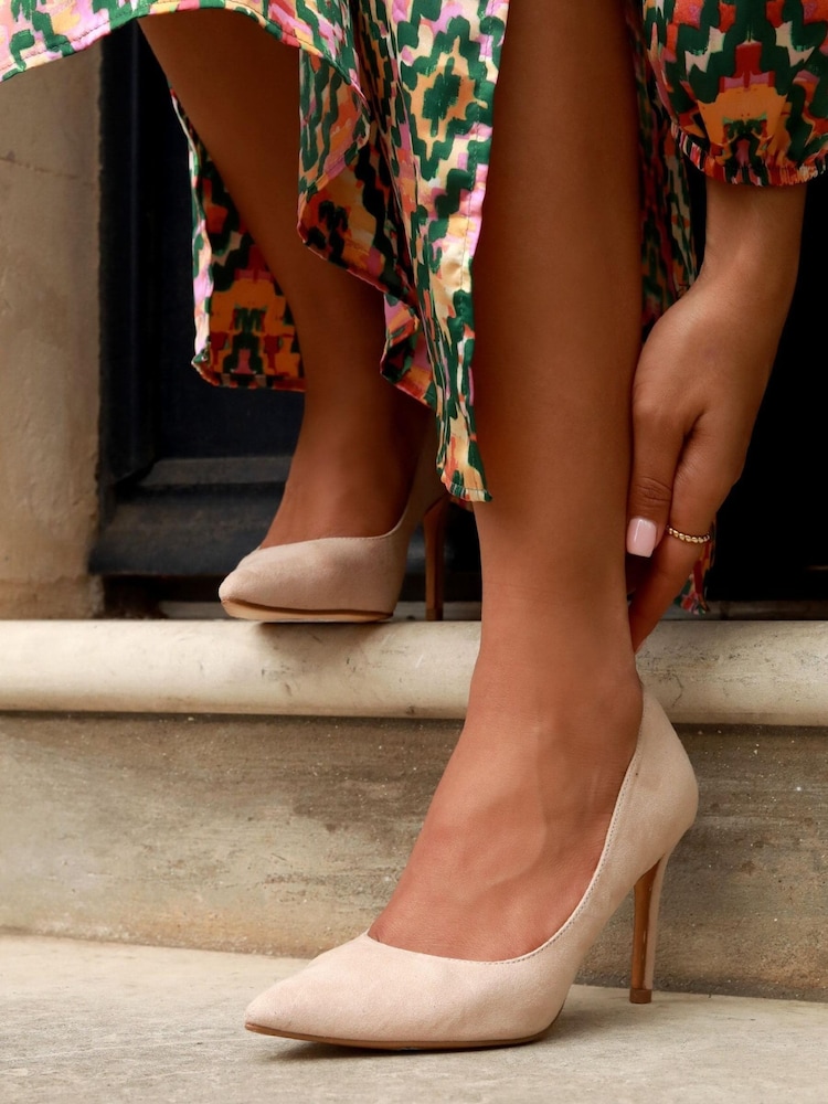 Nude/Velourslederimitat - Linzi Overjoyed Pumps mit Stiletto-Absatz und spitzer Zehenpartie - Bild 1 von 4 Nude/Velourslederimitat - Linzi Overjoyed Pumps mit Stiletto-Absatz und spitzer Zehenpartie - Bild 1 von 4