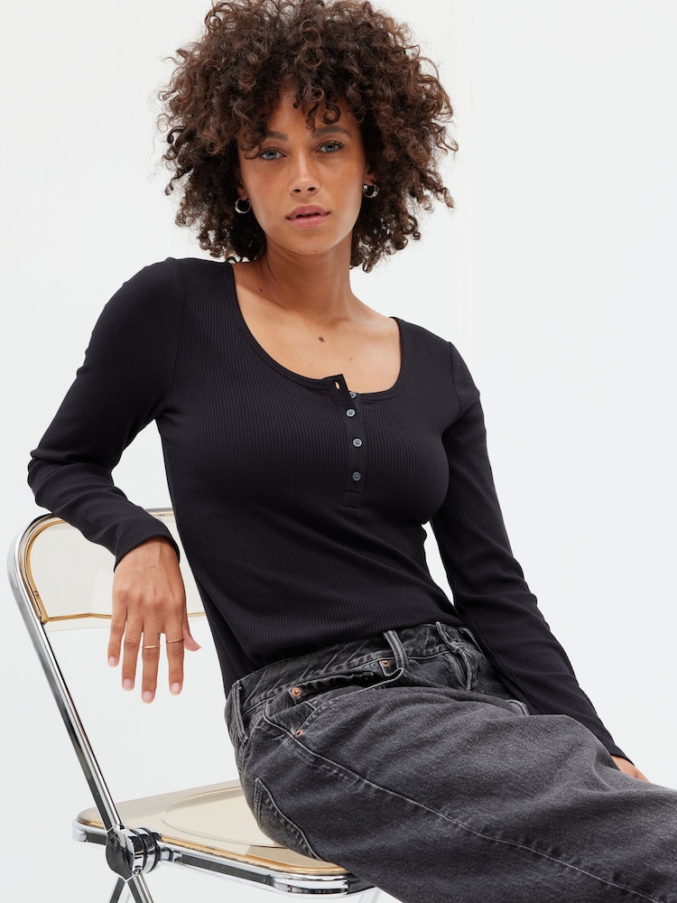 Gap Black Ribbed Henley Button Long Sleeve Scoop Neck T-Shirt - Image 1 of 2