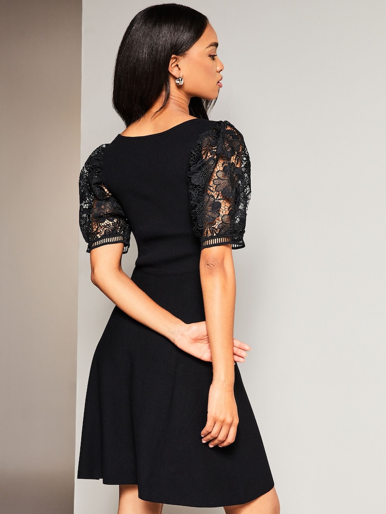 Lipsy Lace Fit und Flare Langärmeliges Strickkleid - Bild 2 von 4 Lipsy Lace Fit und Flare Langärmeliges Strickkleid - Bild 2 von 4