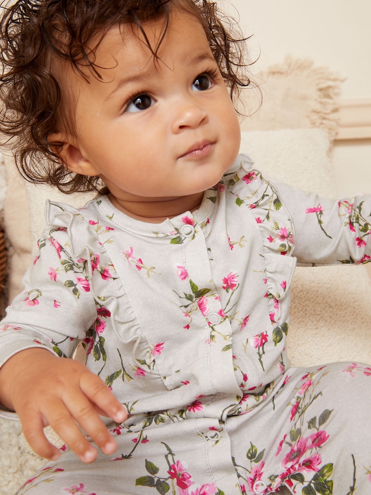 Blau/Grau Geblümt - Love & Roses Bedruckte Baby-Schlafanzüge mit Rüschen im 2er-Pack - Bild 4 von 4 Blau/Grau Geblümt - Love & Roses Bedruckte Baby-Schlafanzüge mit Rüschen im 2er-Pack - Bild 4 von 4